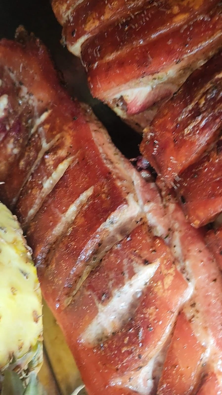 Carnes marinadas colgando dentro del barril para la cocción lenta